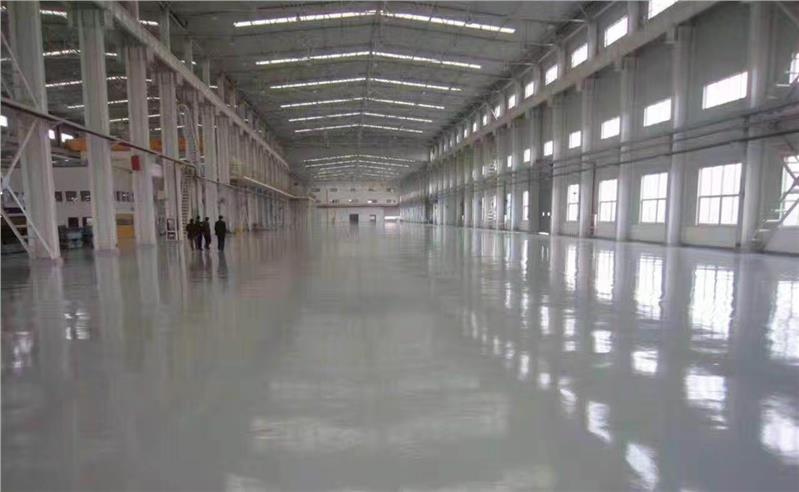 在工业与商业场所，选择合适的地坪材料是确保地面安全、美观及耐用的重要环节。本文将通过对比分析，帮助您了解地坪漆和环氧地坪漆的主要区别。